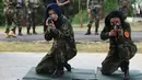 Dua kadet tentara wanita Afghanistan membidik dengan senapan saat latihan di Akademi Pelatihan Perwira di Chennai, India (12/12/2019). Sebanyak dua puluh kadet tentara Afghanistan mengikuti program latihan militer. (AFP/Arun Sankar)