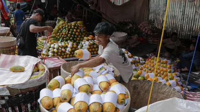 Lapak sementara pedagang buah di Pasar Induk Kramat Jati
