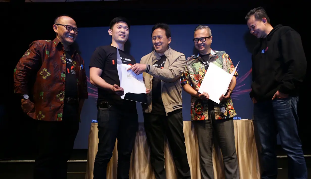 Kepala BEKRAF Triawan Munaf (tengah) dan Derek Hsu selaku CFO 88rising (kedua kiri) berbincang seusai penandatangan kerjasama antara Badan Ekonomi Kreatif (Bekraf) dan 88 Rising yang diselenggarakan di Jakarta, Rabu (24/4/2019). (Liputan6.com/HO/Randy)