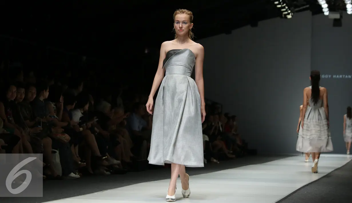 Model membawakan busana rancangan Peggy Hartanto bertema "Eyes to the Future" di Jakarta Fashion Week 2016 di Jakarta, Jumat (30/10). Pemilihan Dewi Fashion Knights (DFK) juga dilakukan oleh Dewi Fashion Panel. (Liputan6.com/Herman Zakharia)