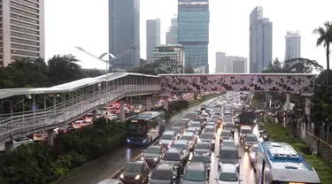 Sejumlah kendaraan terjebak kemacetan di Jalan Jenderal Sudirman, Jakarta, Senin (16/3/2020). Peniadaan sementara aturan ganjil-genap  terkait dengan penyebaran virus corona Covid-19 membuat kemacetan terjadi di sejumlah wilayah Jakarta. (Liputan6.com/Angga Yuniar)