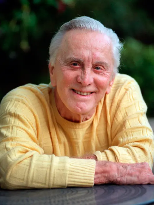 Aktor Hollywood Kirk Douglas berpose di rumahnya di Beverly Hills, California, Amerika Serikat, 21 Januari 1999. The Hollywood Reporter mencatat Kirk Douglas adalah salah satu aktor top Hollywood setelah Perang Dunia II. (AP Photo/Reed Saxon, File)