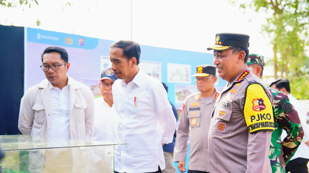 Kapolri Jenderal Listyo Sigit Prabowo saat mendampingi Presiden Joko Widodo (Jokowi) di Ibu Kota Nusantara (IKN), Kalimantan Timur (Kaltim), pada Kamis, (21/12/2023).