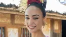 Miss Universe 2022 ini juga lengkap mengenakan riasan kepala khas Lombok dengan sanggul modern. Ia pun mengenakan anting model subeng dan bros keemasan. (@rbonneynola)