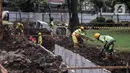 Pekerja menyelesaikan pembangunan Tebet Eco Garden di Jakarta Selatan, Kamis (3/3/2022). Pembangunan Tebet Eco Garden masuk proses finishing dan akan memiliki fasilitas jembatan penghubung, area bermain anak, community garden, thematic garden, dan sarana olahraga. (merdeka.com/Iqbal S. Nugroho)