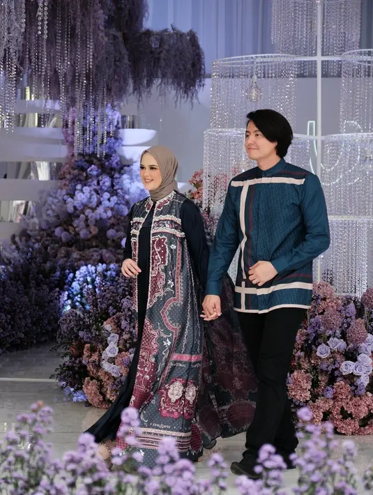 Siluet atau potongan busana yang loose atau jatuh, berlayer atau bertumpuk, dan slim-fit disajikan secara lengkap. [@vanilahijab].