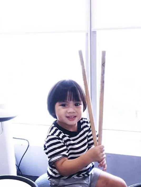 Sekala memiliki hobi bermain drum yang diturunkan dari sang ayah, Ditto Percussion. (Liputan6.com/IG/sekala_belove_)