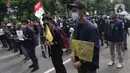 Mahasiswa yang tergabung dalam BEM Institut Pertanian Bogor melakukan aksi unjuk rasa di jalan Kuningan Persada sekitar Gedung Merah Putih KPK, Jakarta, Rabu (2/6/2021). Mereka menolak Tes Wawasan Kebangsaan dan pelantikan pegawai KPK menjadi Aparatur Sipil Negara. (Liputan6.com/Helmi Fithriansyah)