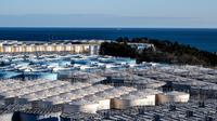 Tangki penyimpanan air yang terkontaminasi di Pembangkit Listrik Tenaga Nuklir (PLTN) Fukushima Daiichi milik Tokyo Electric Power Company (TEPCO) di Okuma, Prefektur Fukushima, Jepang, 20 Januari 2023. Setelah 12 tahun bencana nuklir yang dipicu oleh gempa bumi besar dan tsunami, para pekerja di PLTN Fukushima Daiichi bersiap untuk membuang air limbah yang sudah diolah ke laut. (Philip FONG/AFP)