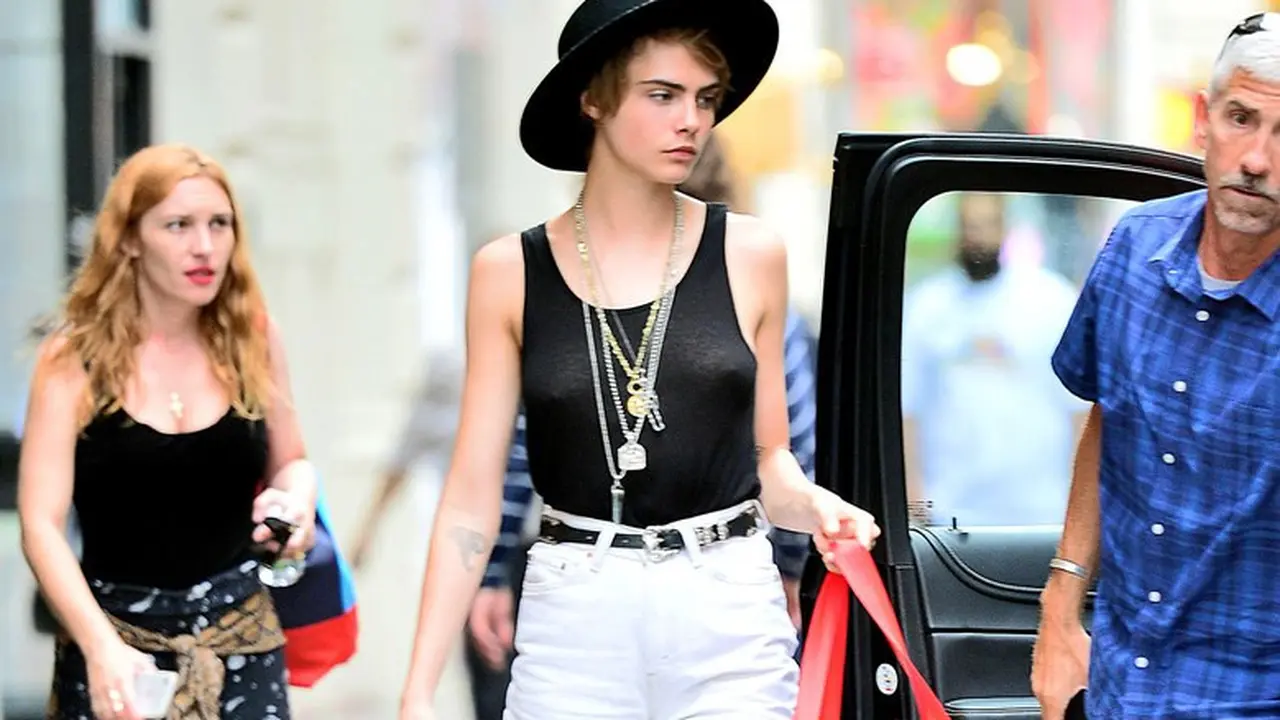 Cara Delevingne Berikan Trik Tampil Memesona dengan Celana Jeans Putih