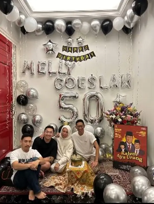 Selain kejutan dari para sahabat, Melly Goeslaw juga sebelumnya telah mendapat surprise dari keluarga. Mereka menyiapkan kejutan sederhana di rumah. Namun, tetap terlihat meriah karena disiapkan dekorasi yang berupa balon hitam putih beserta balon huruf bertuliskan "Melly Goeslaw 50". (Liputan6.com/IG/@melly_goeslaw)
