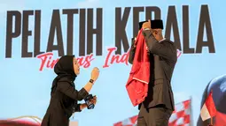 Pelatih kepala baru Timnas Indonesia, Patrick Kluivert mengenakan peci setelah sesi konferensi pers yang berlangsung di Hotel Mulia, Senayan, Jakarta, Minggu (12/01/2025). (Bola.com/Bagaskara Lazuardi)