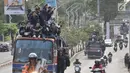 Massa menaiki kendaaraan untuk menuju Gedung DPR RI, Jakarta, Senin (30/9/2019). Massa gabungan dari elemen mahasiswa dan pelajar mulai memenuhi akses menuju Gedung DPR untuk menyuarakan penolakan Rancangan Undang-Undang KUHP dan Revisi Undang-Undang KPK. (merdeka.com/Iqbal S Nugroho)