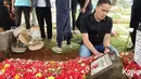<p>Ressa tiba di TPU Kober setelah proses pemakaman ibundanya selesai. Setibanya di pemakaman, Ressa Herlambang tak kuasa tahan tangis di samping makan ibunda. Ressa mengaku sangat terpukul atas kepergian ibunda tercinta.(Muhammad Akrom Sukarya/Kapanlagi.com)</p>