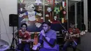 Penyanyi meriahkan nobar final Piala Dunia di Hotel Novotel, Tangerang, Minggu, (15/6/2018). Prancis menjadi juara Piala Dunia 2018 usai mengalahkan Kroasia 4-2. (Bola.com/M Iqbal Ichsan)