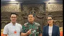 Membagikan potret bersama Panglima TNI, Laksamana Yudo Margono dan juga artis senior Gunawan. [Instagram/marcella.zalianty]
