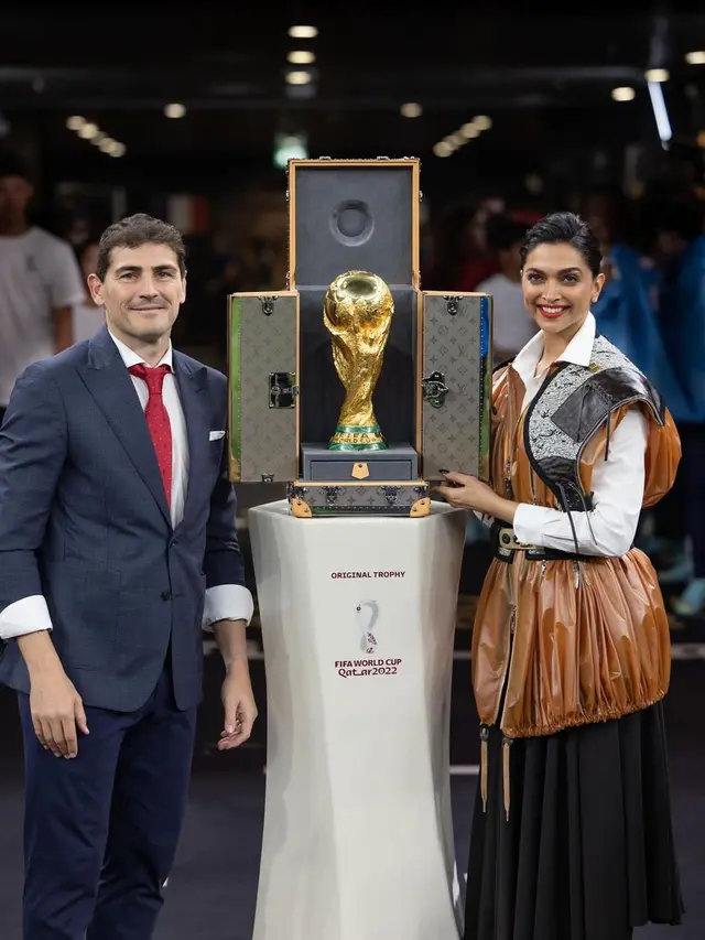 Deepika Padukone bawa trofi Piala Dunia 2022 bersama pesepakbola Iker Casillas (Foto: Instagram @louisvuitton)