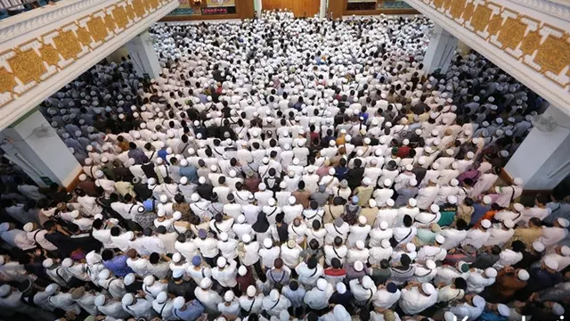 6 Potret Ribuan Jamaah Sambut Jenazah Ustaz Arifin Ilham di Masjid Az-Zikra Sentul