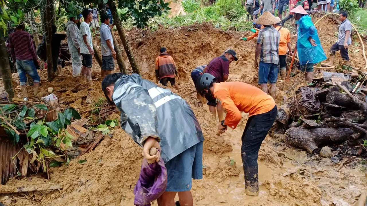 Tim gabungan melakukan pencarian terhadap korban longsor di Padang Pariaman, Kamis (30/9/2021).