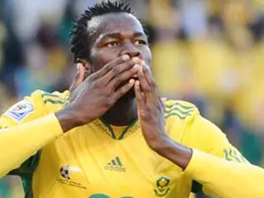 Selebrasi bek Afrika Selatan Bongani Khumalo seusai menjebol gawang Prancis di penyisihan Grup A PD 2010 di Free State Stadium, Bloemfontein, 22 Juni 2010. Afsel unggul 2-1. AFP PHOTO / JEWEL SAMAD 