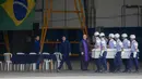 Sebuah pesawat angkut KC-390 milik Angkatan Udara Brasil menerbangkan jenazah tiga penumpang kembali ke Cascavel di Brasil selatan, tempat pesawat itu berangkat. (Miguel SCHINCARIOL / AFP)
