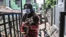 Warga membawa kucing untuk divaksin rabies di Kantor RW 07 Cipinang Muara, Kecamatan Jatinegara, Jakarta, Senin (6/9/2021). Vaksinasi ini digelar secara berkeliling di tiap RW hingga 15 September 2021. (merdeka.com/Iqbal S. Nugroho)