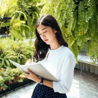 ilustrasi perempuan cerdas pintar/theshots.co/Shutterstock