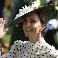 Kate Middleton melambaikan tangan ke kerumunan saat menghadiri hari keempat pertemuan pacuan kuda Royal Ascot di Ascot Racecourse, Ascot, Inggris, 17 Juni 2022. Kate Middleton menata rambutnya dengan updo chic yang memamerkan anting-anting mutiaranya. (AP Photo/Alastair Grant)