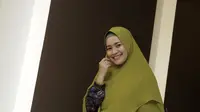 Ikke Nurjanah berpose sangat memesona dengan balutan hijab syar'inya. Senyum Ikke terlihat begitu manis pada foto di atas. Pesona Ikke kini makin terpancarkan dengan penampilan hijab syar'inya. (KapanLagi.com/Muhammad Akrom Sukarya)