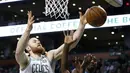 Pemain Boston Celtics, Aron Baynes (46) berebut bola dengan pemain Charlotte Hornets, Michael Kidd-Gilchrist (14) pada laga NBA basketball game di TD Garden, Boston, (10/11/2017) waktu setempat. Boston Celtics menang 90-87. (AP/Michael Dwyer)