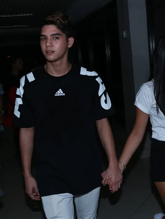 Saat ditemui di kawasan Istora Senayan, Minggu (08/05/16), Al Ghazali dan Alyssa Daguise nampak bergandengan tangan ketika menyusuri aula utama tempat Al Ghazali mulai menunjukan aksi Dj nya. (Andy Masela/Bintang.com)