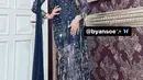 Tasya mengenakan dress panjang yang pas di tubuhnya dengan aksen selendang. Dress berpayet warna navy tersebut dibuat oleh An Soe.  [@tasyafarasya]