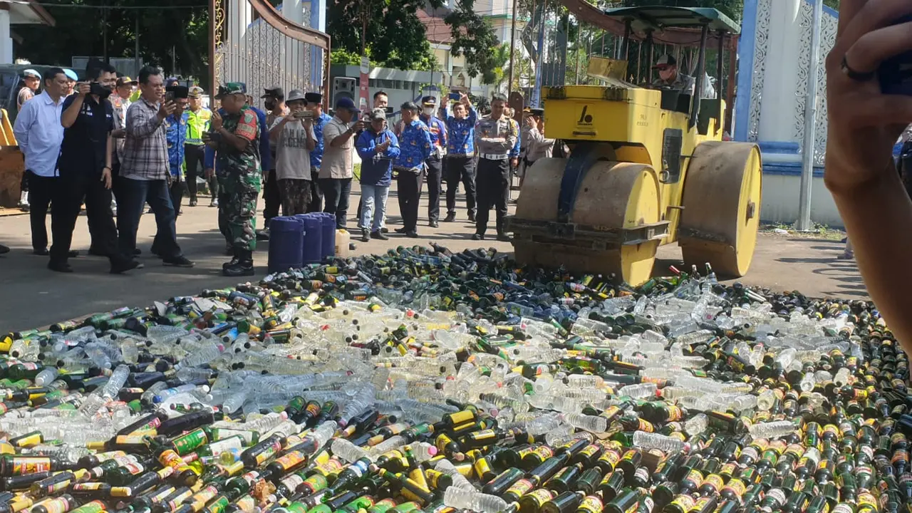 Diduga kerap menjadi sumber keributan, Polres Garut bersama Pemda Garut memusnahkan ribuan botol minuman keras (miras) berbagai merk dan ukuran, serta knalpot brong menjelang perayaan lebaran idul fitri 2023. (Liputan6.com/Jayadi Supriadin)