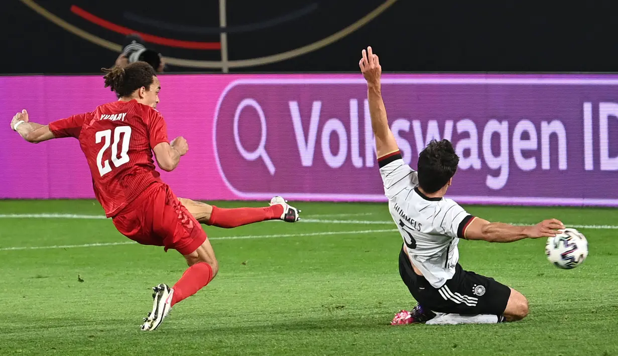 Kedudukan 1-0 ini cukup lama, tetapi tak sampai peluit akhir pertandingan. Pada menit ke-71 Yussuf Poulusen berhasil menyamakan kedudukan dengan memanfaatkan umpan terobosan dari Thomas Delaney. Gol Poulusen membuat kedudukan satu sama. (Foto: AFP/Pool/Frederico Gambarini)