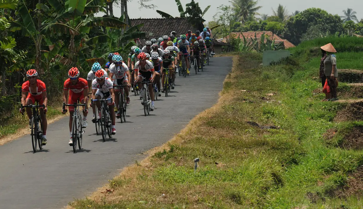 Aksi ratusan pebalap Tour De Banyuwangi Ijen saat berlomba menarik perhatian sejumlah warga di wilayah Kabupaten Banyuwangi Jawa Timur, (16/10/2014). (Liputan6.com/Helmi Fithriansyah)
