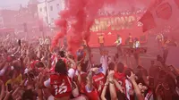 Para pendukung Arsenal bersorak menyambut tim mereka yang melintas dalam parade kemenangan untuk merayakan keberhasilan tim putra Arsenal menjuarai Premier League di jalan-jalan sekitar Stadion Emirates, London, pada 31 Mei 2026. Gelar tersebut menjadi trofi Premier League pertama bagi klub asal London Utara itu sejak musim 2003/2004. (Toby Shepheard / AFP)