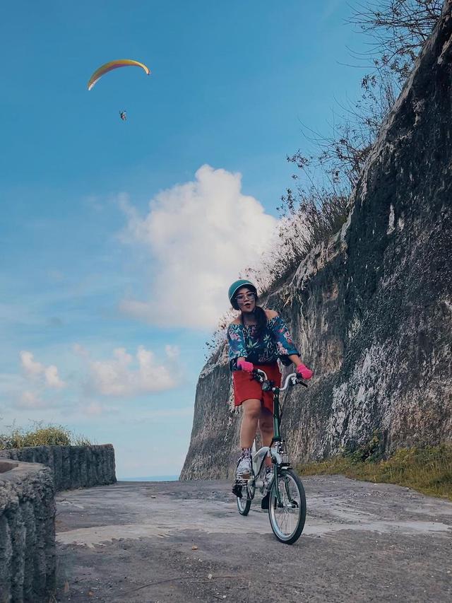 7 Potret Irene Librawati Pemeran Elis di Naluri Hati saat Bersepeda, Tetap Stylish