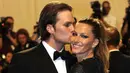 Tom Brady meninggalkan mantan istrinya Bridget Moynahan saat hamil dan menikah dengan Gisele Bundchen pada tahun 2009. (PopSugar)