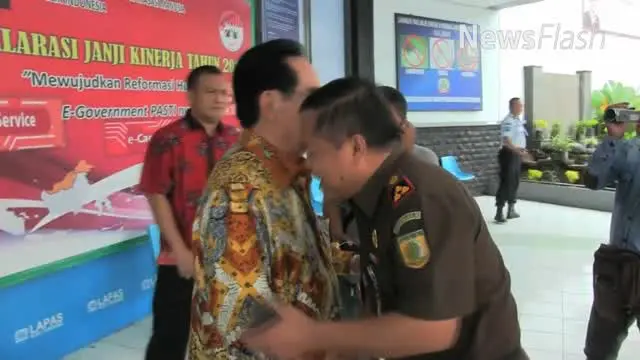 Mantan Ketua KPK Antasari Azhar direncanakan bertemu dengan Presiden Jokowi di Istana Negara, sore nanti. Antasari mengaku hanya akan menyampaikan rasa terima kasih lantaran permohonan grasinya disetujui.