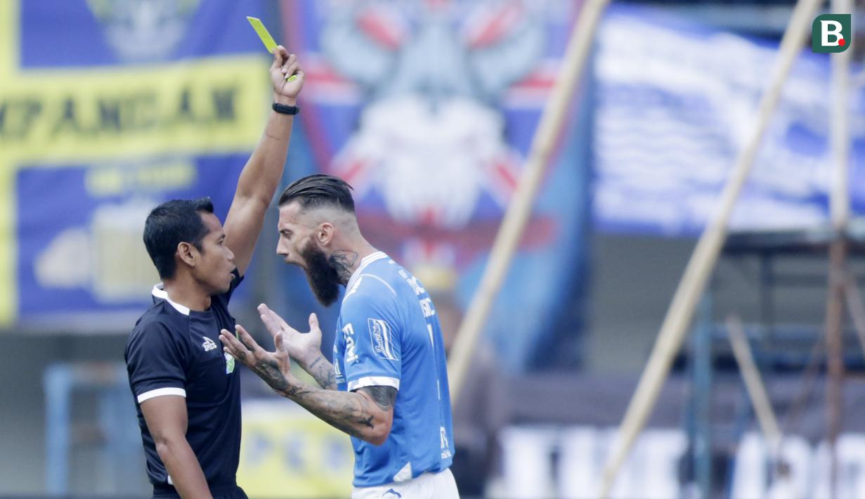 Bek Persib Bandung, Bojan Malisic, melakukan protes kepada wasit saat pertandingan melawan Persija Jakarta pada laga Liga 1 di Stadion GBLA, Jawa Barat, Minggu (23/9/2018). Persib menang 3-2 atas Persija. (Bola.com/M Iqbal Ichsan)