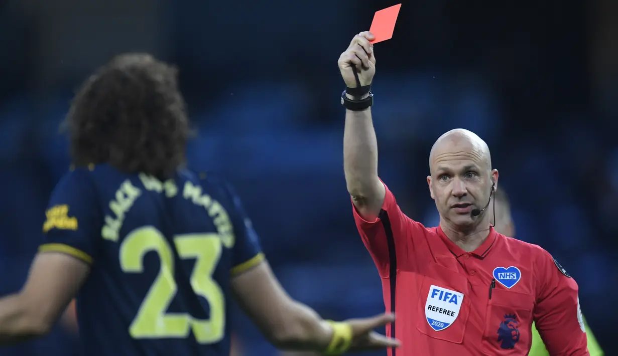 Wasit Anthony Taylor (kanan) menunjukkan kartu merah kepada pemain Arsenal David Luiz (kiri) saat menghadapi Manchester City pada laga Premier League di Etihad Stadium, Manchester, Inggris, Rabu (17/6/2020). Manchester City menang dengan skor 3-0. (PETER POWELL/POOL/AFP)