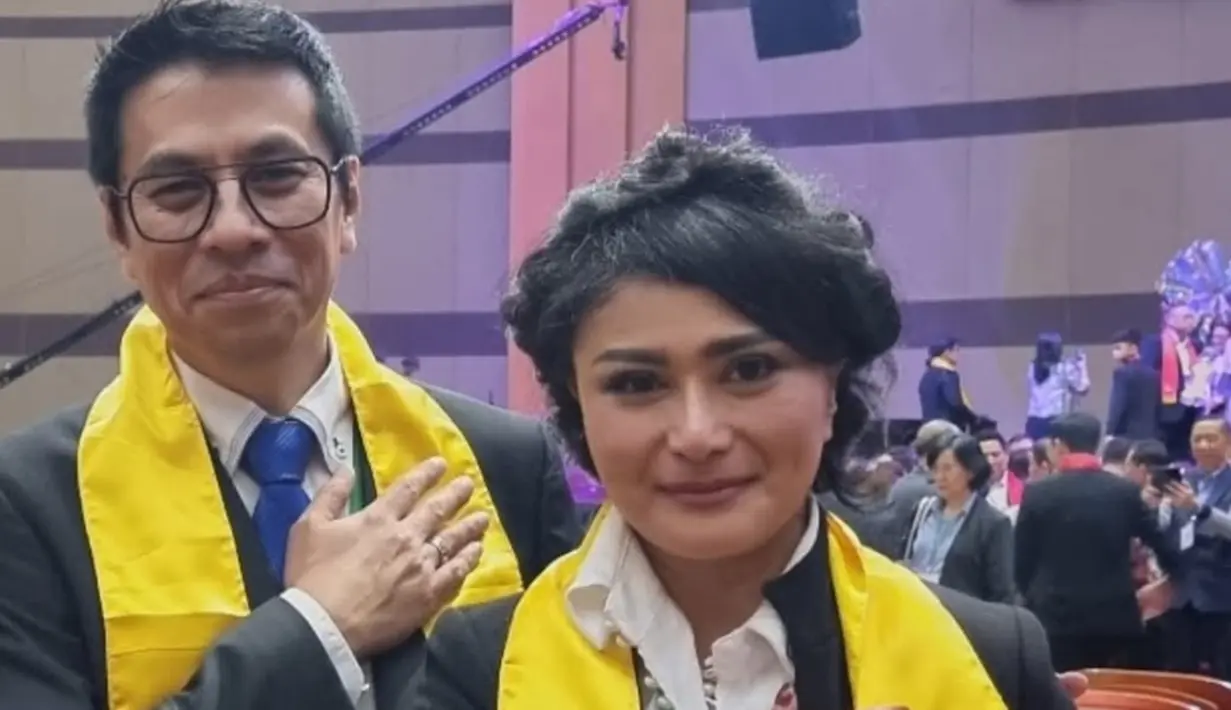 Setelah lama absen dari layar kaca, Tamara Geraldine resmi ditahbiskan sebagai pastor. Penetapan ini terjadi pada 7 Maret 2025, bersama sang suami, Paul Tuanakotta. Kabar gembira ini diumumkan putri mereka, Minerva, lewat unggahan Instagram. (Liputan6.com/IG/@minerva_gabriela)