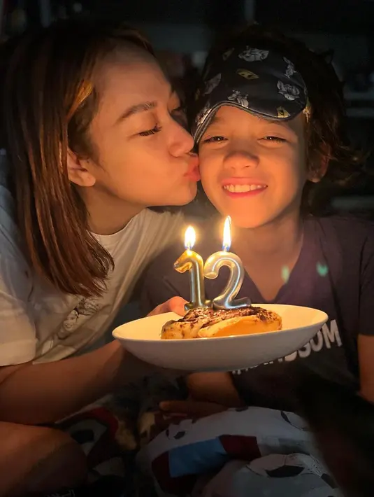 Usai mengucapkan selamat ulang tahun, BCL memberikan kecupan kepada sang putra. (Foto: Instagram/@bclsinclair)