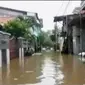 Akibat banjir seorang balita tewas akibat terseret Kali Apuran. Sementara sejumlah alat berat sudah bersiaga di Kalijodo jelang penggusuran.