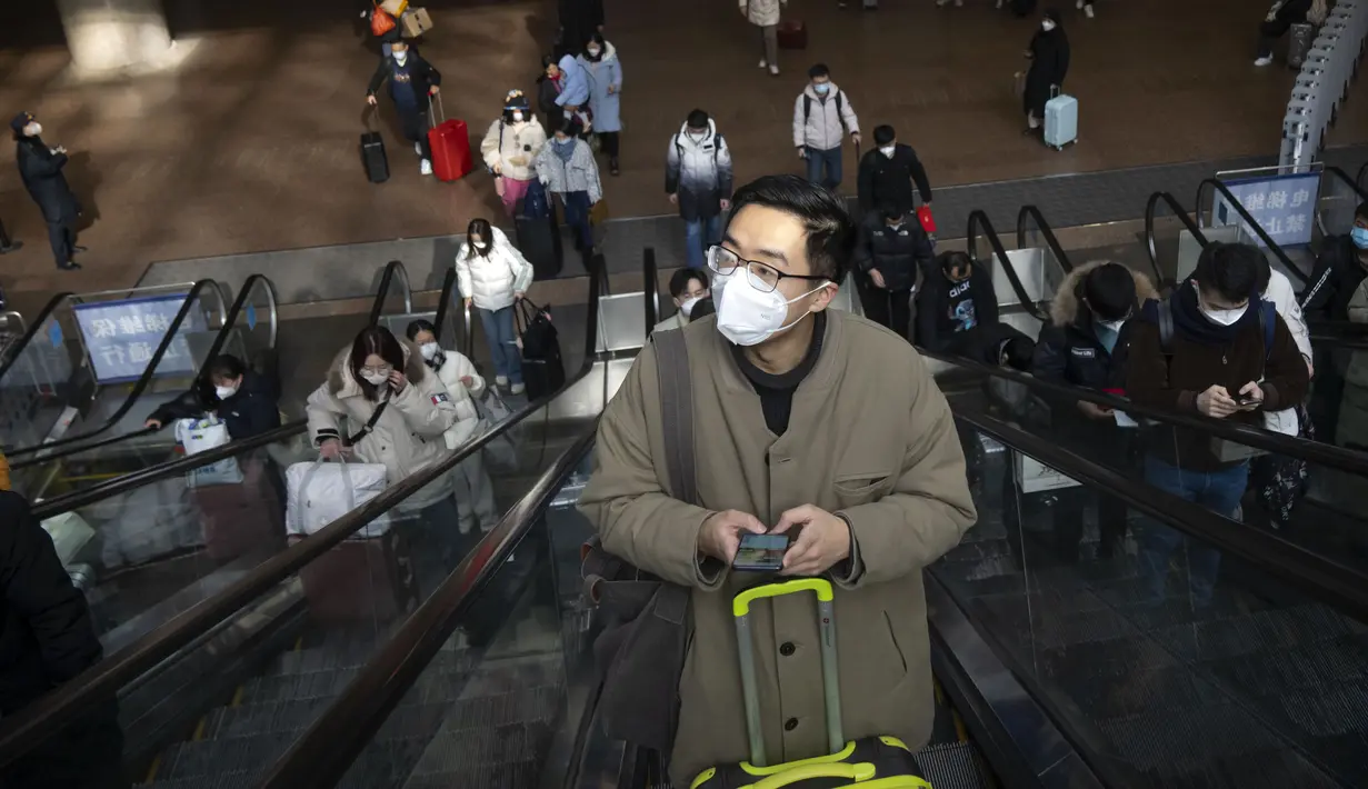 Para pelancong menaiki eskalator di Stasiun Kereta Api Beijing Barat di Beijing, Rabu, 18 Januari 2023. China pada Desember mencabut kebijakan "nol-COVID" yang ketat, melepaskan gelombang keinginan perjalanan yang terpendam, terutama di sekitar waktu terpenting China untuk pertemuan keluarga, yang disebut di China sebagai Festival Musim Semi, yang mungkin satu-satunya waktu di satu tahun ketika pekerja perkotaan kembali ke kampung halaman mereka. (AP Photo/Mark Schiefelbein)