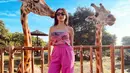 Jessica Iskandar dikenal sebagai selebriti yang pandai memadukan busana. Kali ini ia mengenakan setelan busana berwarna pink. Kacamata yang dipakainya menambah kesan stylish. (Liputan6.com/IG/@inijedar)