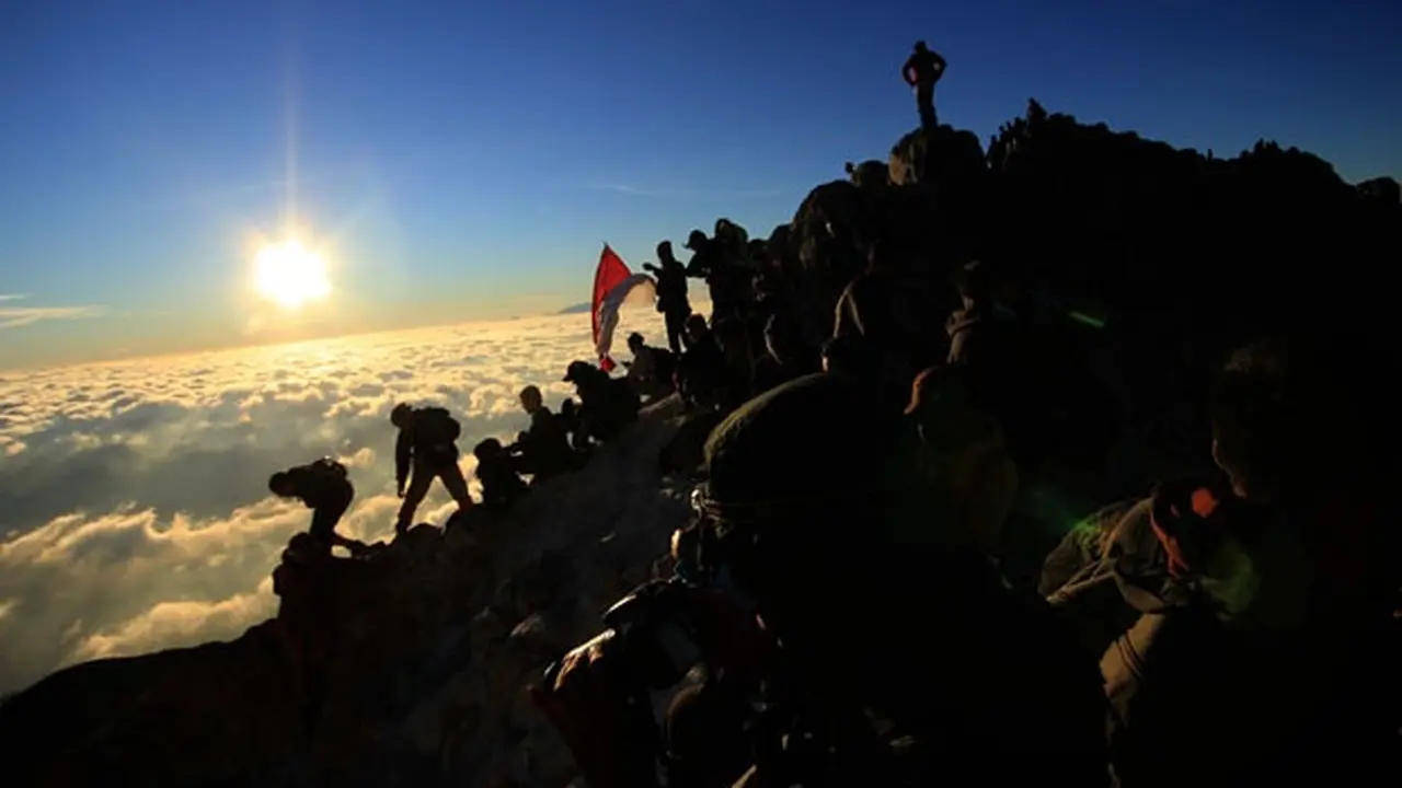 Potret pendaki Gunung Merapi (Sumber: ksdae.menlhk.go.id)