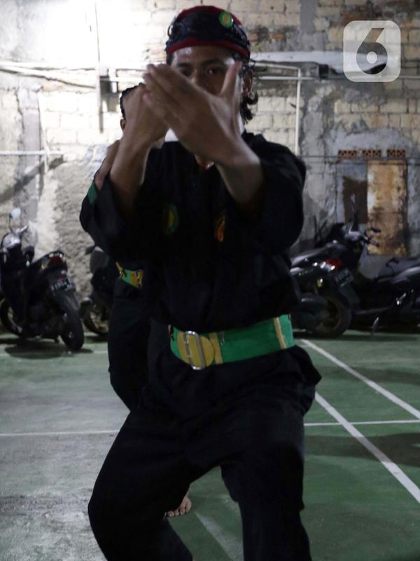 Melalui pencak silat selain menjaga kebugaran tubuh, tali silaturahim akan semakin erat yang bermuara pada persaudaraan. Lewat pencak silat, Sanggar Saung Dji’ih juga mengajarkan nilai-nilai agama dan budaya yang terkandung dalam setiap gerakan. (Liputan6.com/Helmi Fithriansyah)