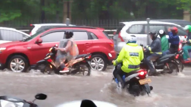 Hujan kembali mengguyur Jakarta. Banjir dan macet pun terjadi lagi.
