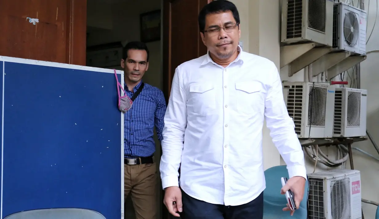 Ditemui ditempat yang sama, Tsania Marwa istri Arik enggan memberikan komentar. Tsania sendiri mengaku belum melihat video yang beredar melalui media sosial tersebut. (Adrian Putra/Bintang.com)